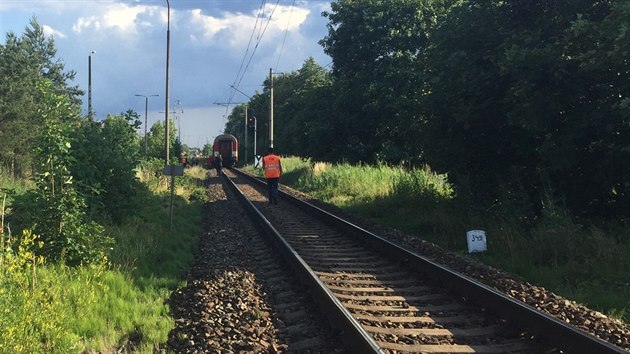 Při tragické srážce osobního auta a vlaku v Černožicích u Jaroměře zemřeli 4 lidé. (14. července 2019)