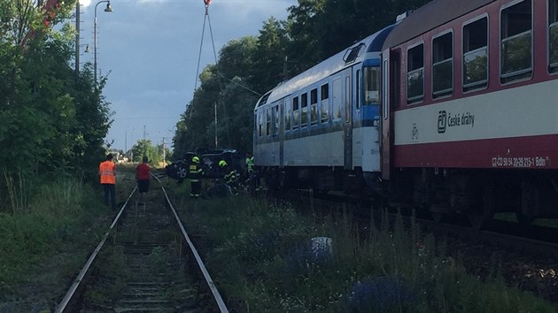 Při tragické srážce osobního auta a vlaku v Černožicích u Jaroměře zemřeli 4 lidé. (14. července 2019)