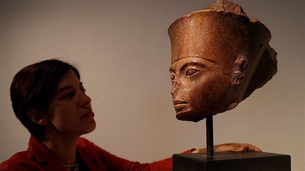 Laetitia Delaloyeov z aukn sn Christie's pzuje s bustou egyptskho boha Amona tsn ped drabou artefaktu v aukn sni Christie's v Londn. (4. ervence 2019)