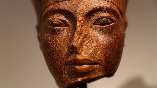 Busta egyptskho boha Amona tsn ped drabou artefaktu v aukn sni Christie's v Londn. (4. ervence 2019)