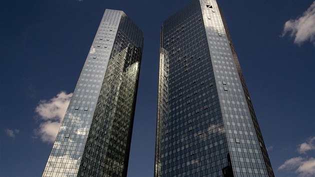 Mraky v odrazu fasdy bankovnho sted Deutsche Bank ve Frankfurtu nad Mohanem.