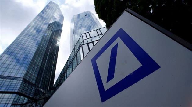 Logo banky Deutsche Bank na zdi ped firemnm stedm ve Frankfurtu nad Mohanem (9. ervna 2019)