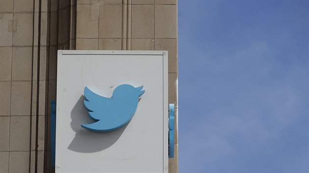 Logo spolenosti Twitter na budov jejho sted v San Francisku. Lid v USA i v Evrop zaznamenali vpadek slueb sociln st. (11. ervence 2019)