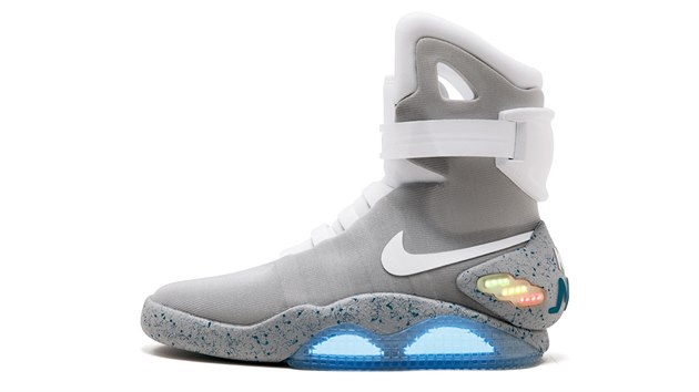 Boty Nike Mags, kter nosila postava Marty McFlye (Michael J. Fox) ve filmu  Zptky do budoucnosti II (1989). Bylo vyrobeno pouhch 1500 pr a budou rovn soust draby aukn sn Sotheby's. (11. ervence 2019)