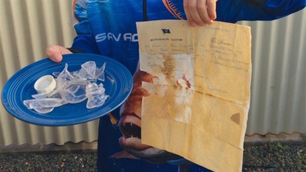 Tinctilet Australan nael dopis v lhvi od kokakoly, kdy rybail se svm otcem. (16. ervence 2019)