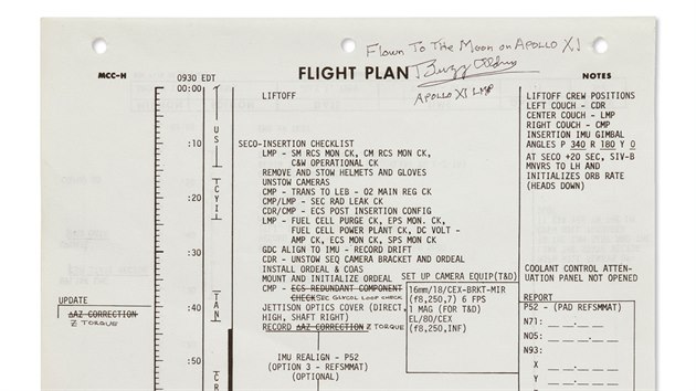 Newyorsk aukn s Sothebys dra artefakty letu Apollo 11 ze soukrom sbrky pilota Buzze Aldrina. Na snmku je prvn strana letovho plnu, jej draba zan na stce 22 tisc americkch dolar.