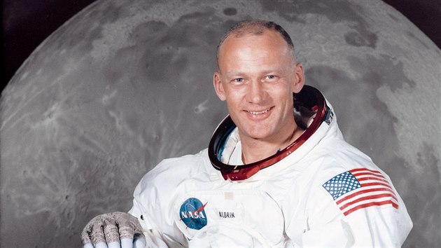 Americk vojensk pilot a astronaut Buzz Aldrin byl druhm lovkem, kter vstoupil na povrch Msce.