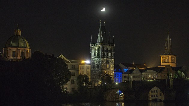 sten zatmn Msce nad Karlovm mostem v Praze (16. ervence 2019)