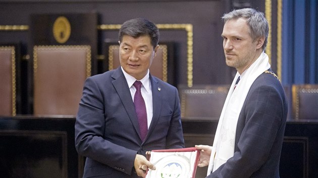 Pra�sk� prim�tor Zden�k H�ib p�i setk�n� s premi�rem tibetsk� exilov� vl�dy Lozangem Sanggj�em v Praze (6. b�ezna 2019)