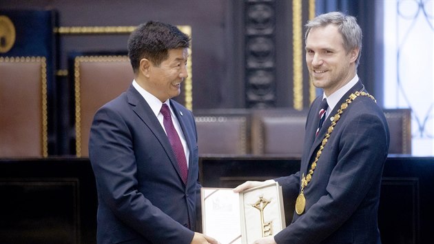 Pra�sk� prim�tor Zden�k H�ib p�i setk�n� s premi�rem tibetsk� exilov� vl�dy Lozangem Sanggj�em v Praze (6. b�ezna 2019)