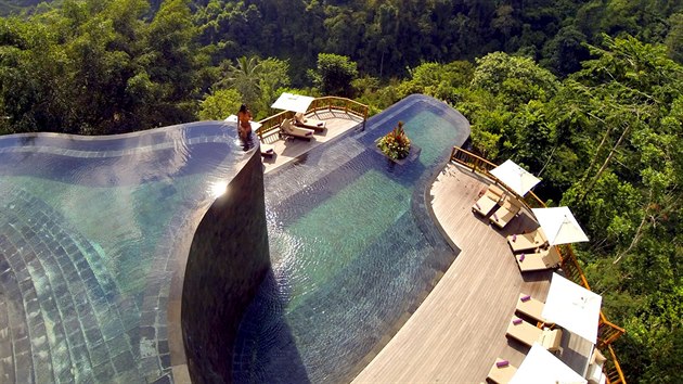 Ubud Hanging Gardens, Indonzie: Komplex le na Bali a najdete v nm 44 asnch soukromch vilek, rozesetch pmo v srdci tropick dungle nedaleko pobe. 