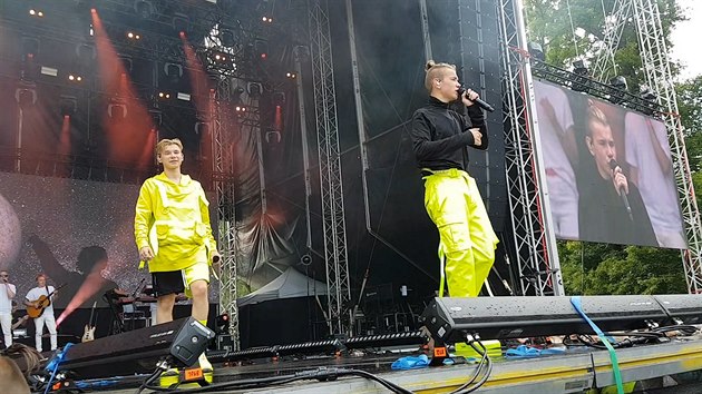 Norská dvojčata Marcus & Martinus sobotním koncertem pobláznila Slavkov -  iDNES.cz