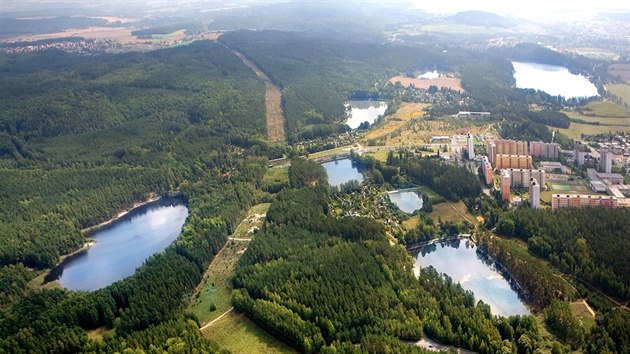 Soustava rybnk na severn stran Plzn. Nejvt je Velk Boleveck rybnk, na snmku vpravo nahoe. (12. ervence 2019)