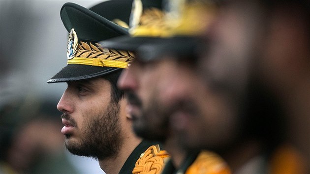 rnt vojci stoj v ad na tehernskm nmst pi oslavch tyictho vro islmsk revoluce. (11. nora 2019)