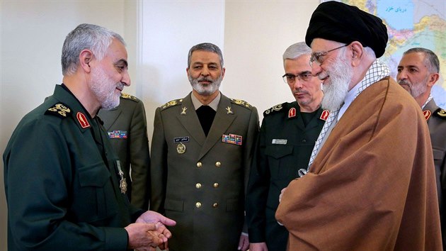 Kásem Sulejmání, velitel speciálních jednotek Quds pod Íránskými revolučními gardami, přebírá nejvyšší státní vyznamenání z rukou ajatolláha Alího Chameneího. (7. dubna 2019)