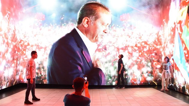 Na istanbulskm nmst Taksim oteveli expozici k vro zmaenho pue. Ani tam nechybl tureck prezident Recep Tayyip Erdogan. (15. ervence 2019)