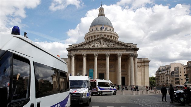Francouzsk policejn dodvky ped budovou Pantheonu (12.ervence 2019)