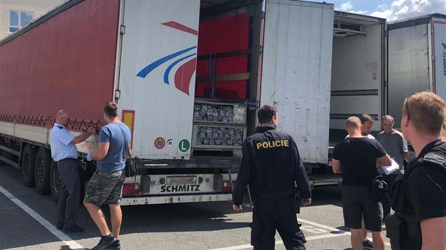 Celnci v Brn nali v kamionu s makedonskou registran znakou pt cizinc bez doklad. Migranti uvedli, e jsou z Afghnistnu. Ukzalo se, e na kamionu byly pokozen plomby.