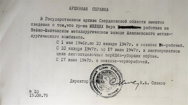Potvrzen� o zam�stnan� V�ry Sosnarov� vydan� St�tn�m archivem Sverdlovsk� oblasti.