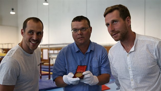 Do Brna se vr�tilo prvn� �eskoslovensk� olympijsk� zlato, kter� v roce 1924 v Pa��i vybojoval Bed�ich �up��k ve �plhu. Medaile bude k vid�n� na v�stav� Branky, Body, Brno na hrad� �pilberk. Na sn�mku zleva starosta Sokola Brno I Martin Vlk, Petr Vach�t z Muzea m�sta Brna a m�stostarosta Sokola Brno I Michal Dole�el.