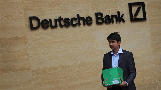 Mu nesouc krabici ped budovou Deutsche Bank v Londn (8. ervence 2019)