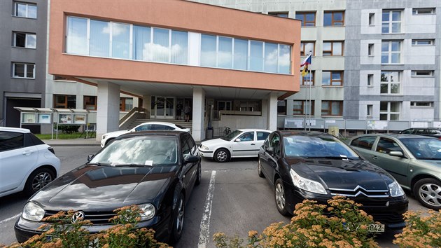 U některých úřadů v Prostějově se dá parkovat pouze s parkovacím kotoučem. Většina řidičů to ale netuší. Snímek ze Školní ulice.