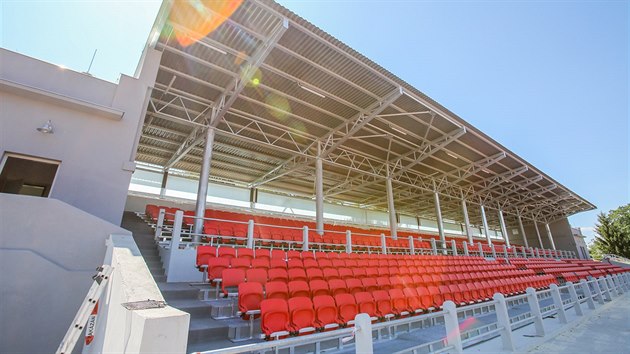 Opraven tribuna stadionu na Sokolskm ostrov v eskch Budjovicch (ervenec...