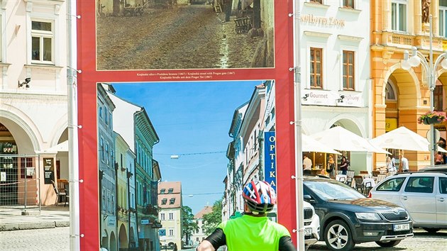 Na náměstí Přemysla Otakara II. je k vidění v pořadí už sedmá výstava Milana Bindera Když století městem proletí, což jsou velkoformátové srovnávací fotografie na panelech dva x pět metrů.