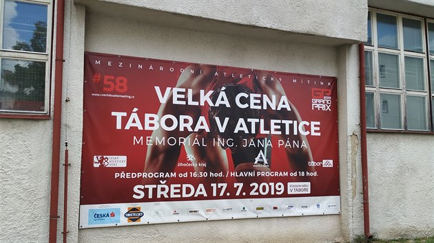 Sportovn hala v arelu atletickho stadionu Mru v Tboe. (ervenec 2019)