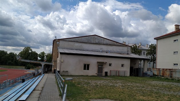 Sportovn hala v arelu atletickho stadionu Mru v Tboe. (ervenec 2019)