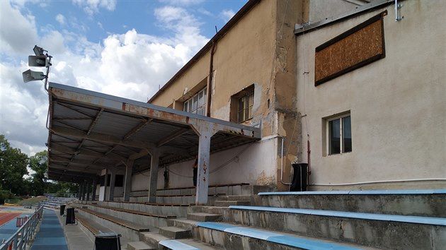 Sportovní hala v areálu atletického stadionu Míru v Táboře. (červenec 2019)