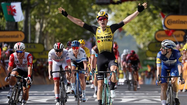 AMPION. Trojnsobn mistr svta v cyklokrosu Wout van Aert ovldl destou etapu Tour.