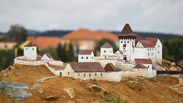 Vtvarnk a model Zdenk Brachtl dokonil pro park miniatur v Bystici nad Perntejnem hrad Zubtejn, jak vypadal v dobch sv nejvt slvy.