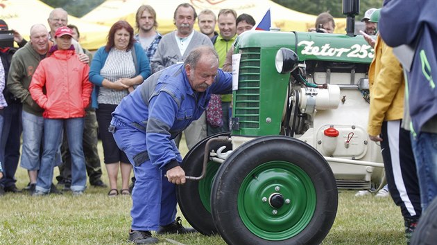Setkání historických traktorů ve Škrdlovicích na Žďársku se letos konalo už popáté. I když byly na přehlídce v převaze zetory různých typů a data výroby, nechyběly ani traktory značek Ursus, IFA, Renault, Massey Ferguson a další.