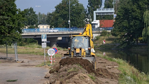 Dělníci dostavují jediný chybějící úsek cyklostezky podél Sázavy v centru Havlíčkova Brodu. Kvůli chystané asfaltce muselo padnout několik vzrostlých stromů. Mnoha obyvatelům města se to nelíbí.