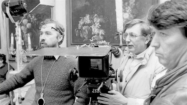 V roce 1988 spolu kameraman Jaromír Šofr (vlevo) a režisér Jiří Menzel (uprostřed) natáčeli film Konec starých časů na zámku Krásný Dvůr u Žatce.