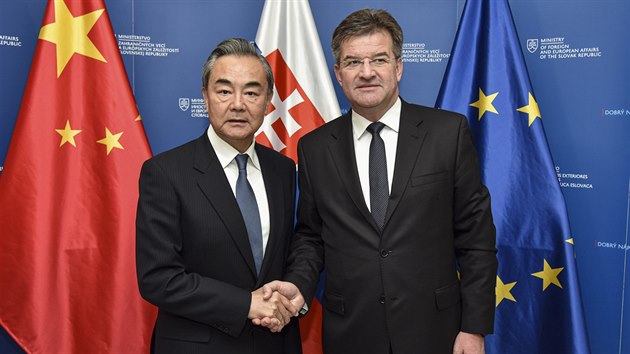 nsk ministr zahrani Wang I a slovensk ministr zahrani Miroslav Lajk na setkn v Bratislav. (10. ervence 2019)