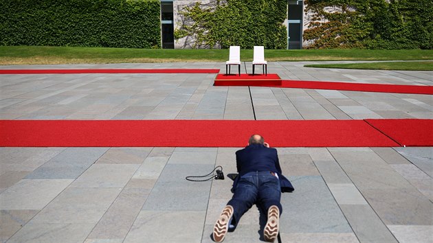 Kanclka Merkelov absolvovala uvtac ceremonil s dnskou premirkou vsed. V uplynulch tdnech ji pi podobnch pleitostech postihl tes. (11. ervence 2019)