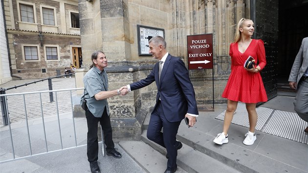 Premir Andrej Babi ped schzkou s prezidentem Miloem Zemanem na Praskm hrad. (11. ervence 2019)