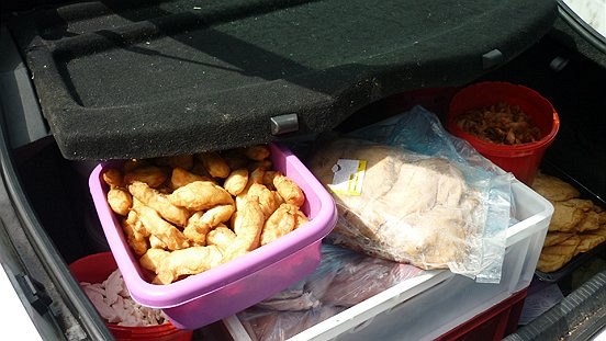 Ve zneitnm lonm prostoru osobnho automobilu vedle prodejnho stnku byly uloeny masn polotovary a syrov kuec maso v pepravkch.