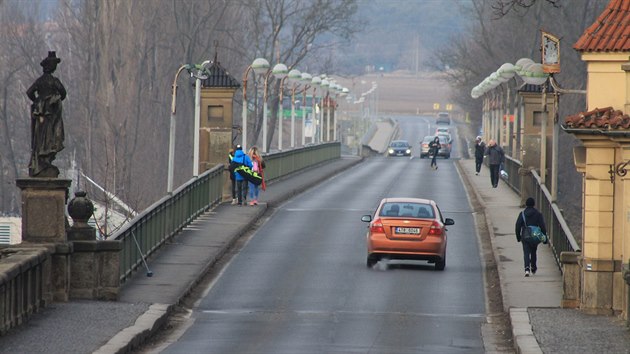 Lidé z Vědomic přes most denně dojíždějí do práce nebo k lékaři a děti přes něj chodí do Roudnice do školy.