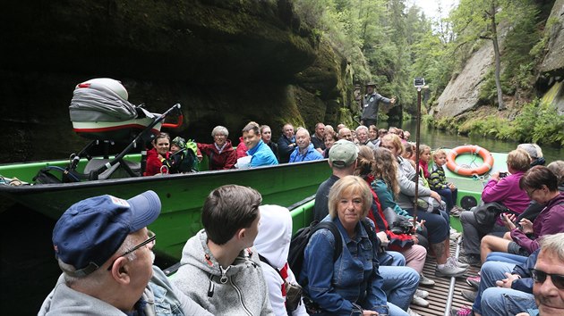 Jednou z nejobl�ben�j��ch atrakc� v n�rodn�m parku �esk� �v�carsko je plavba sout�skami na lod�ch.