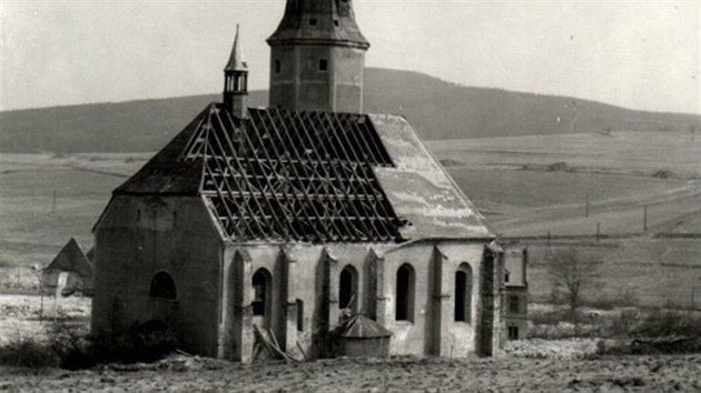 Krušnohorské městečko Přísečnice muselo v 70. letech 20. století ustoupit stavbě přehrady. Na snímku vlevo je kostel Nanebevzetí Panny Marie těsně před zbořením.