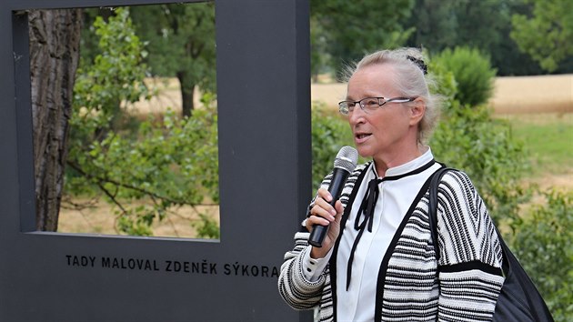 Lenka Sýkorová u pamětní desky svého manžela, malíře Zdeňka Sýkory zahájila malířské sympozium Malování v Počedělicích.