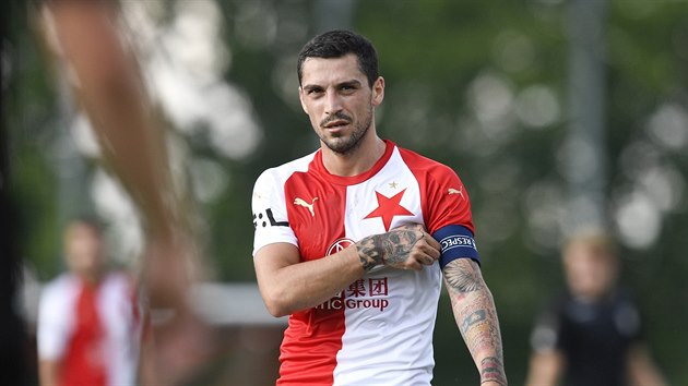 Nicolae Stanciu pi svm debutu v dresu Slavie s kapitnskou pskou.