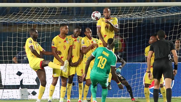 Mbaye Diagne  ze Senegalu ve tvrtfinle africkho ampiontu krout m nad zd z fotbalist Beninu. 

Soccer Football - Africa Cup of Nations 2019 - Quarter Final - Senegal v Benin - 30 June Stadium, Cairo, Egypt - July 10, 2019 Senegal's Mbaye Diagne shoots at goal REUTERS/Suhaib Salem