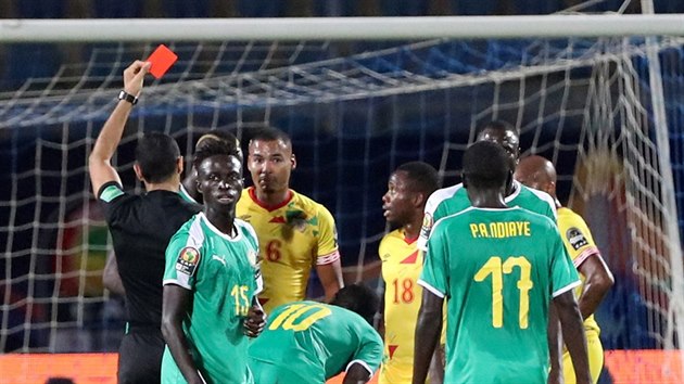 Olivier Verdon z Beninu vid ve tvrtfinle africkho ampiontu proti Senegalu ervenou kartu.