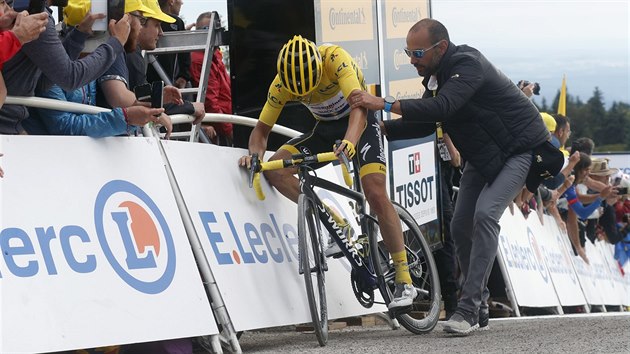 Znien Julian Alaphilippe v cli est etapy Tour de France.