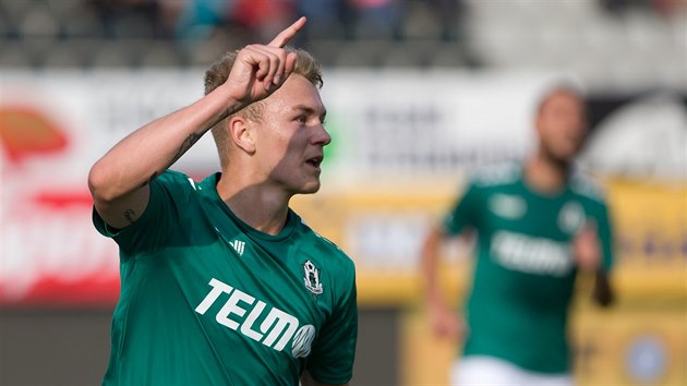 Jan Matou�ek slav� g�l v dresu Jablonce.