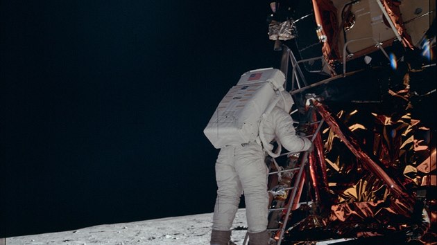 Tato fotka patří mezi nejznámější. Řada lidí si proto myslí, že je na ní Neil Armstrong. Toho ale neměl kdo vyfotit. Zatímco Armstrong má z výstupu jen nekvalitní TV záběry, Aldrin si může zarámovat fotku z velkoformátového fotoaparátu Hasenblad.